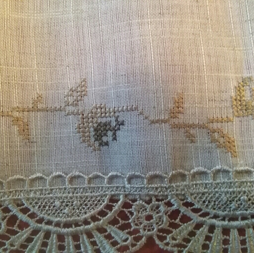 Beatiful table runner - Picture 5 of 8